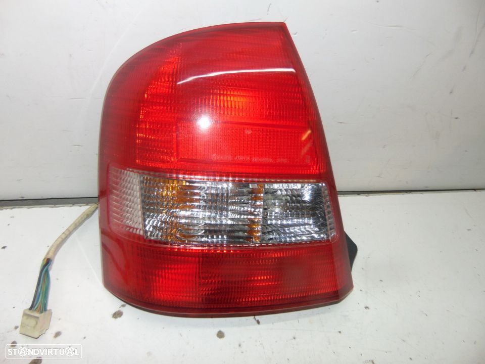 Mazda 323 1998 a 2002  farolim trás esquerdo - 1