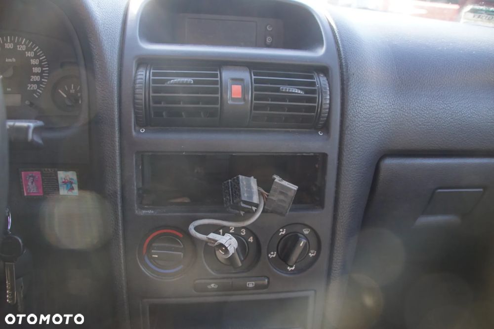 Auto na części - Opel Astra G II 1.6 8V 84 KM Z16SE F13 42U 2001R Silnik Skrzynia Drzwi Maska Zderzak Błotnik Klapa Lusterko Lampa Klamka Szyba Deska Kokpit Sterownik Moduł Czujnik Licznik Panel Kierownica - 12
