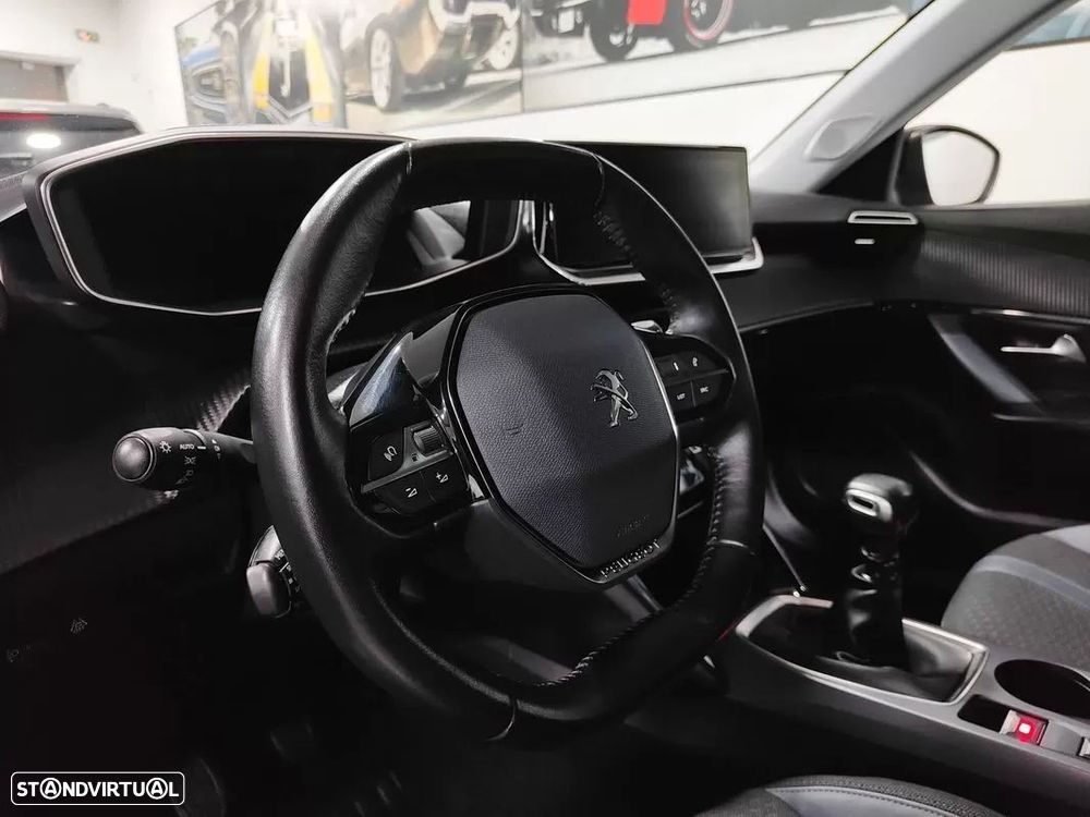 Peugeot 2008 1.2 PureTech Allure — fotografia 32