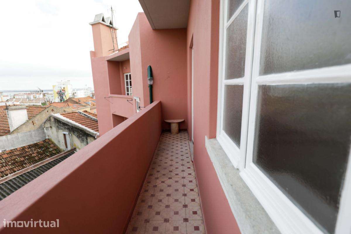 Quarto - localizado em Olaias Lisbon - Grande imagem: 2/11