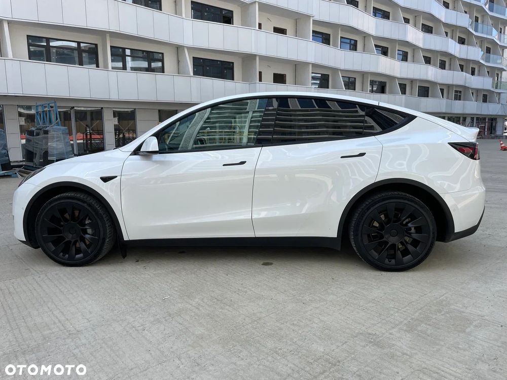 Tesla Model Y Long Range Dual Motor AWD - 8