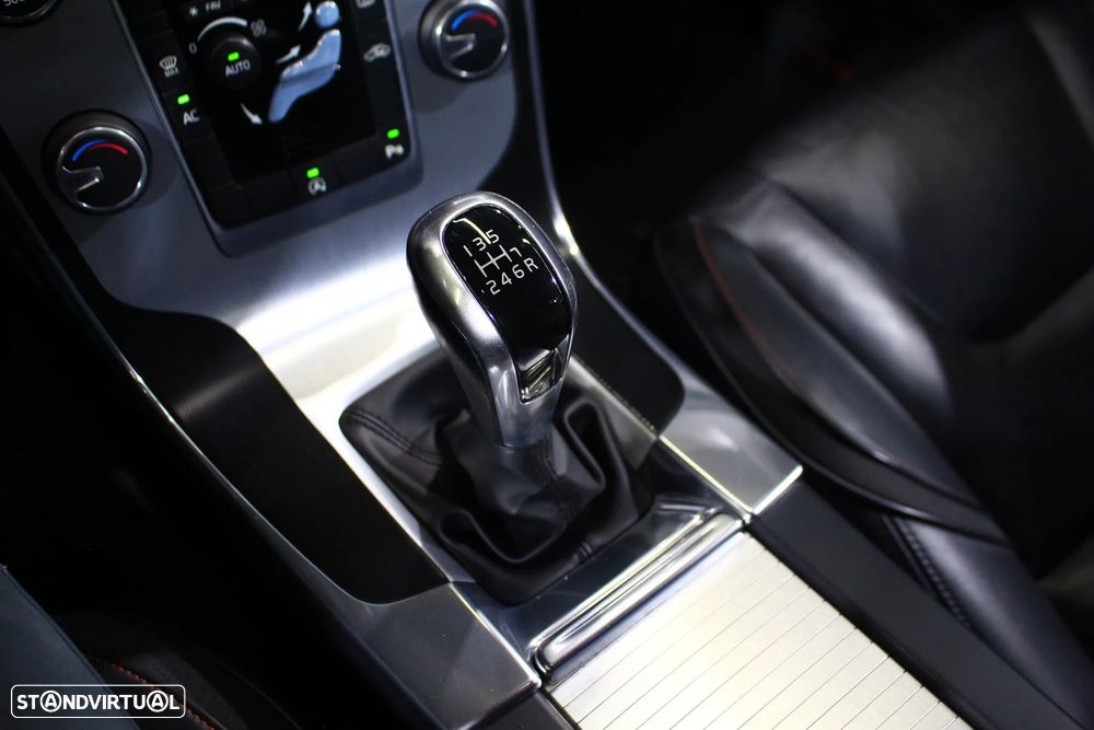 Volvo V60 2.0 D2 Momentum Drive - 28