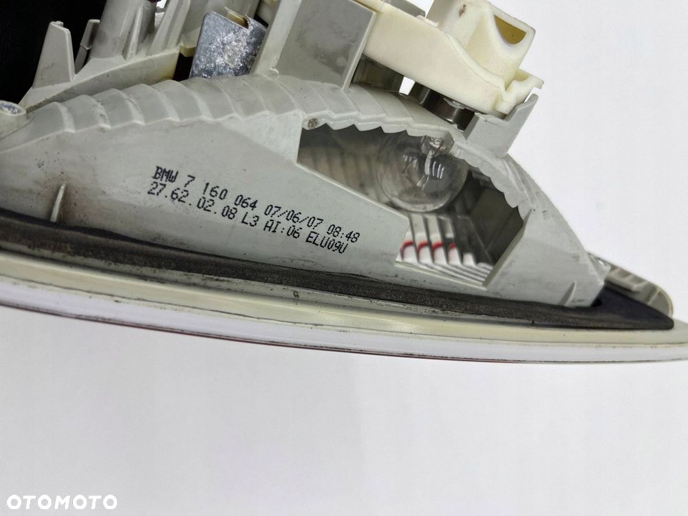 BMW 3 E91 LAMPA PRAWA TYŁ W KLAPĘ 7160064 - 8