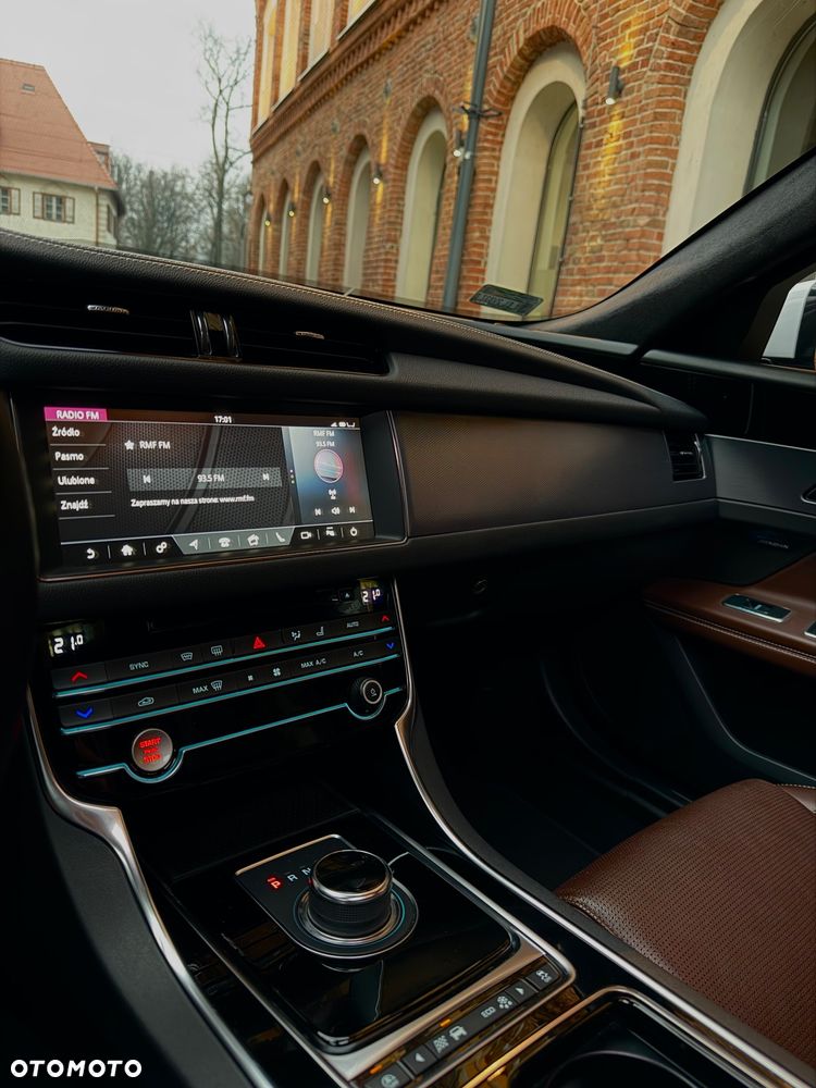 Jaguar XF 2.0 P250 R-Dynamic S - 15