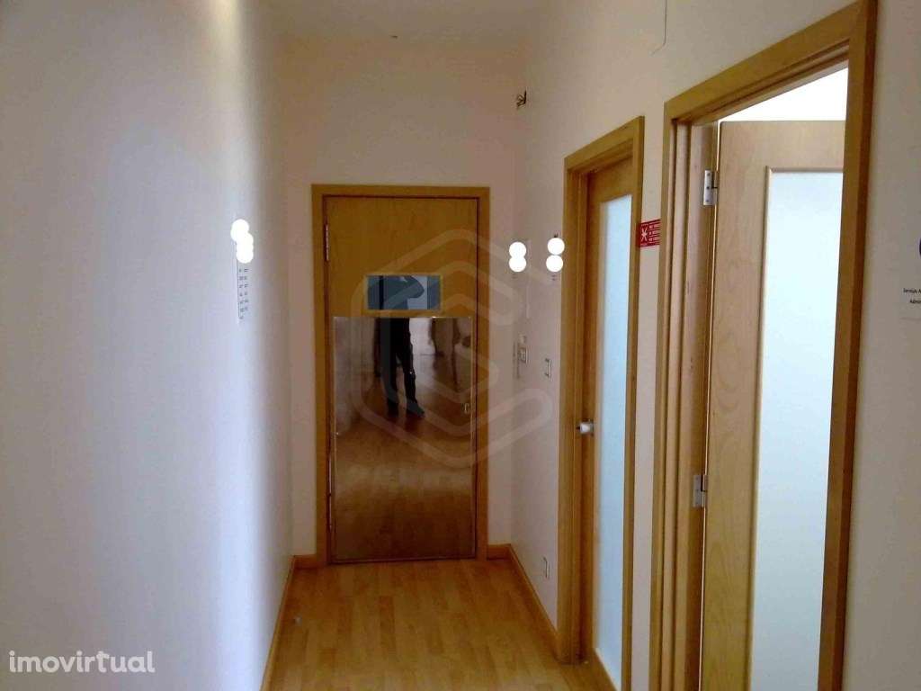 Escritório/armazém para venda em Mafamude, Vila Nova de Gaia - Grande imagem: 5/28