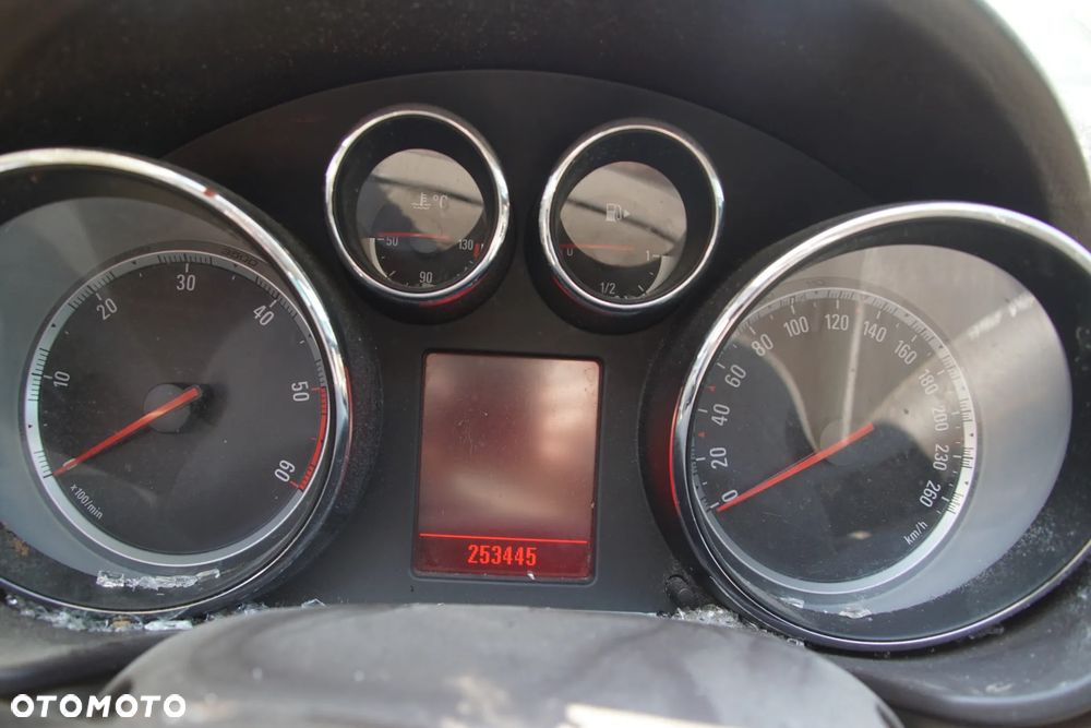 Auto na części - Opel Insignia A 2.0 CDTI 160 KM A20DTH F40 Z168 2011R Silnik Skrzynia Drzwi Błotnik Zderzak Klapa Lampa Lusterko Klamka Szyba Deska Kokpit Sterownik Moduł Czujnik Licznik Wyświetlacz Panel Kierownica - 11