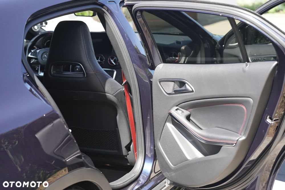 Mercedes-Benz GLA - 13