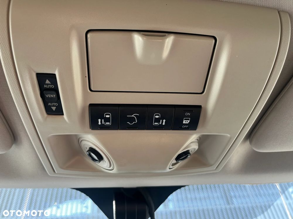 Chrysler Town & Country 3.6 Limited - 26
