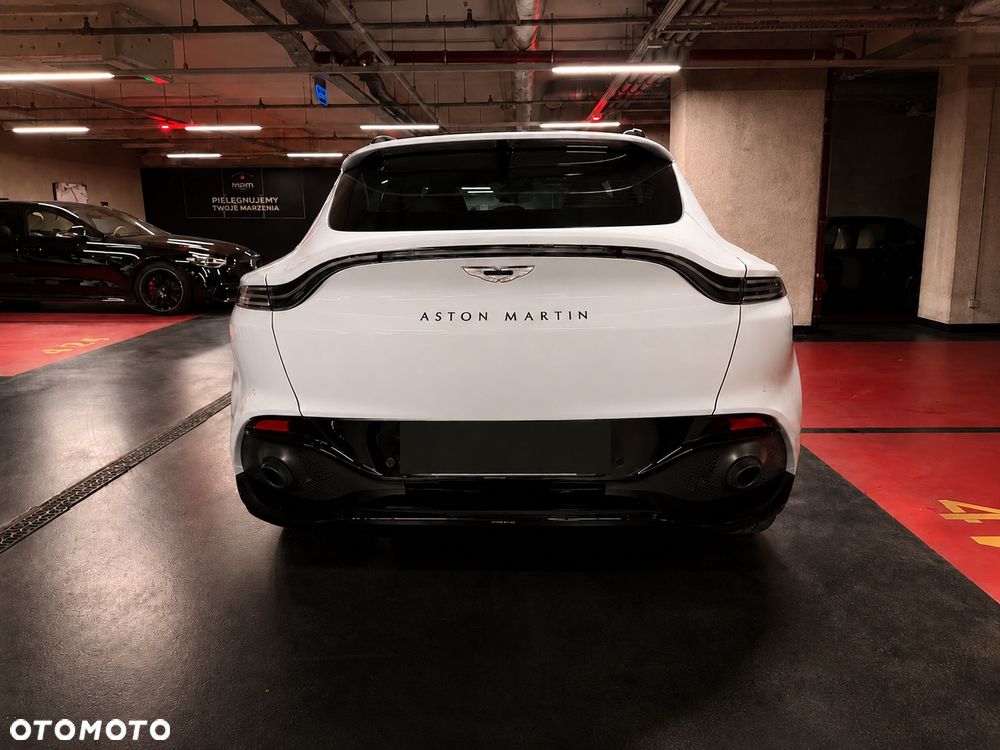 Aston Martin DBX - 9