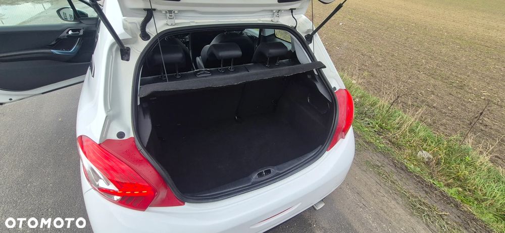 Peugeot 208 - 25