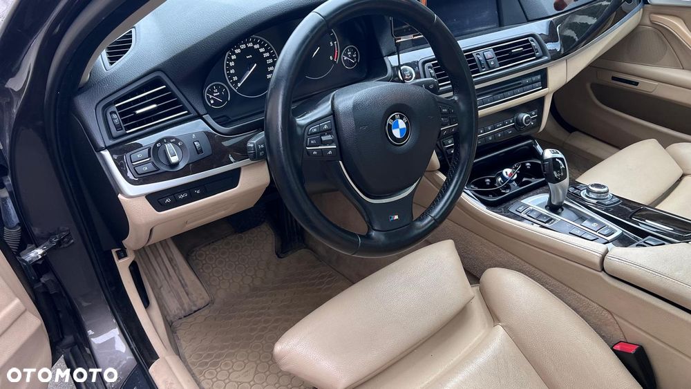 BMW Seria 5 525d xDrive - 29