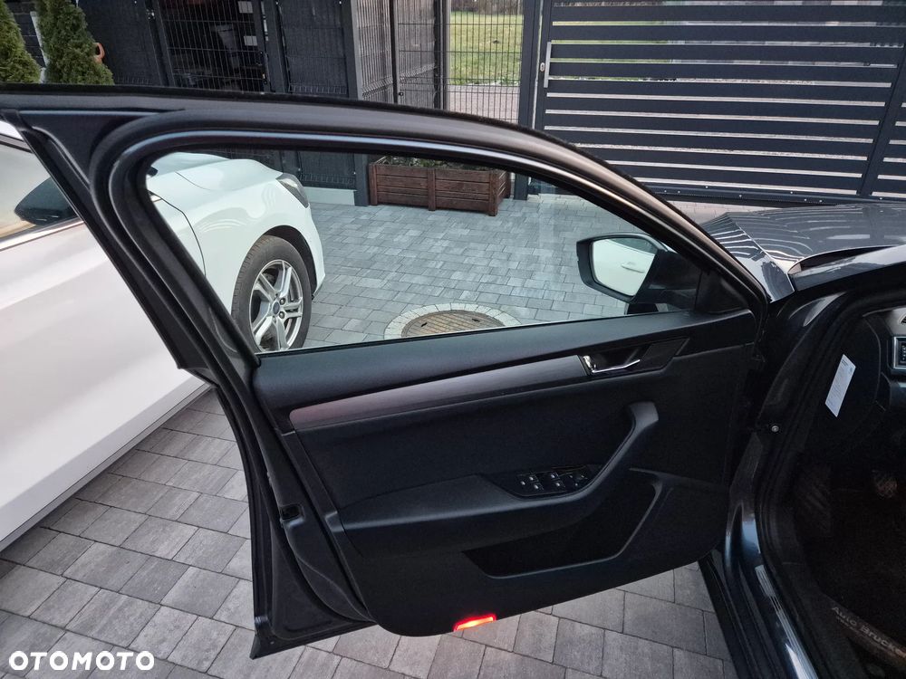 Skoda Superb 2.0 TDI Premium Edition - 9