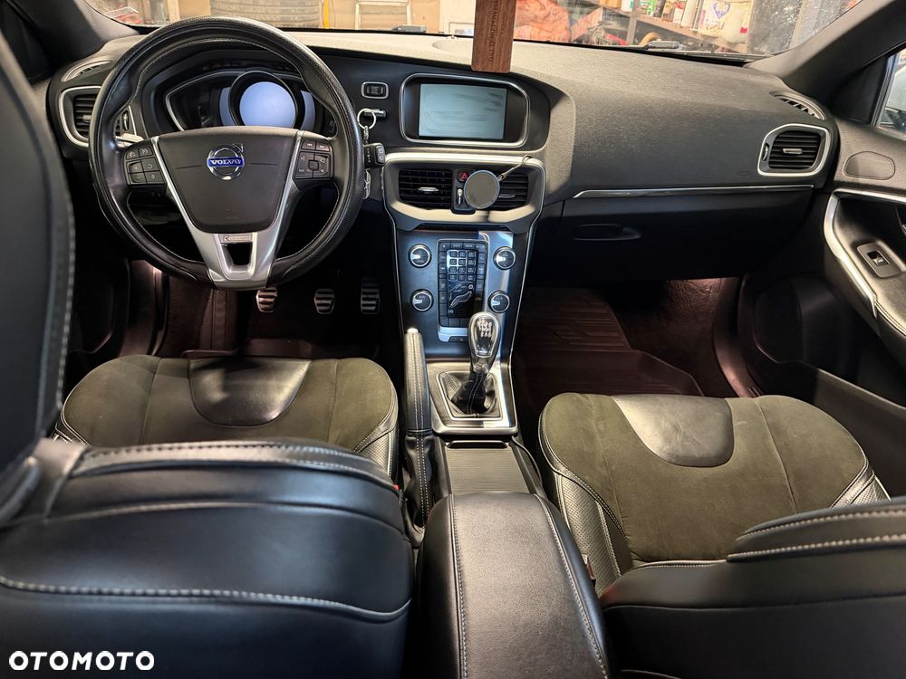 Volvo V40 D2 R-Design - 11