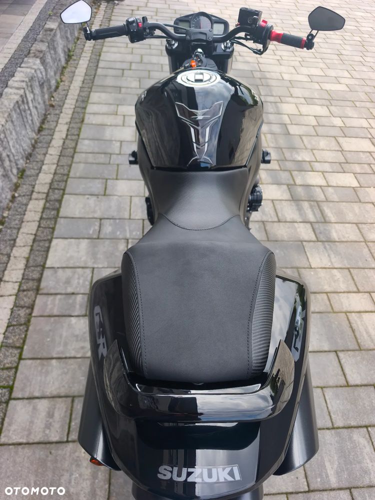 Suzuki GSR - 12