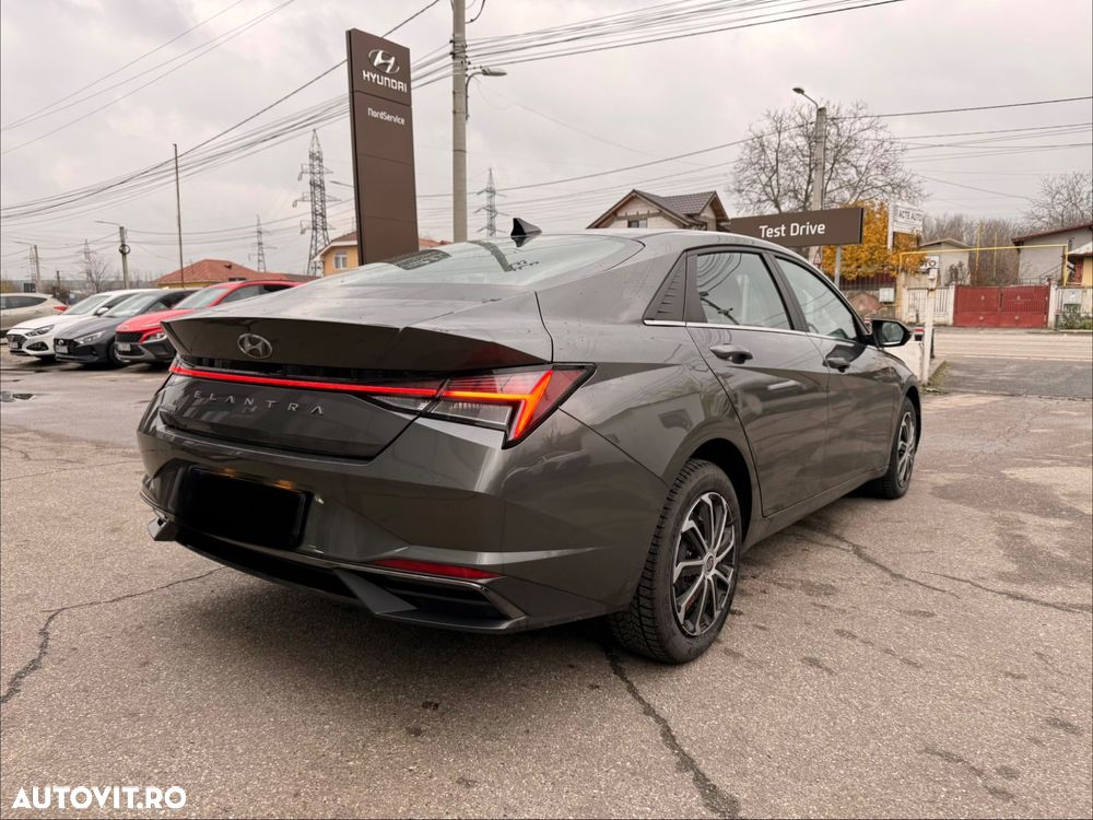 Hyundai Elantra 1.6 l 123 CP 6MT Highway - 6