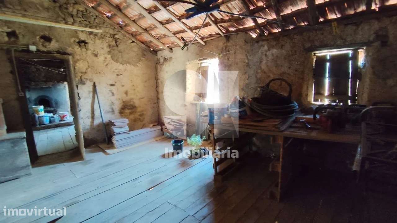 Ruína tradicional em pedra com potencial para reconstrução - Grande imagem: 5/9