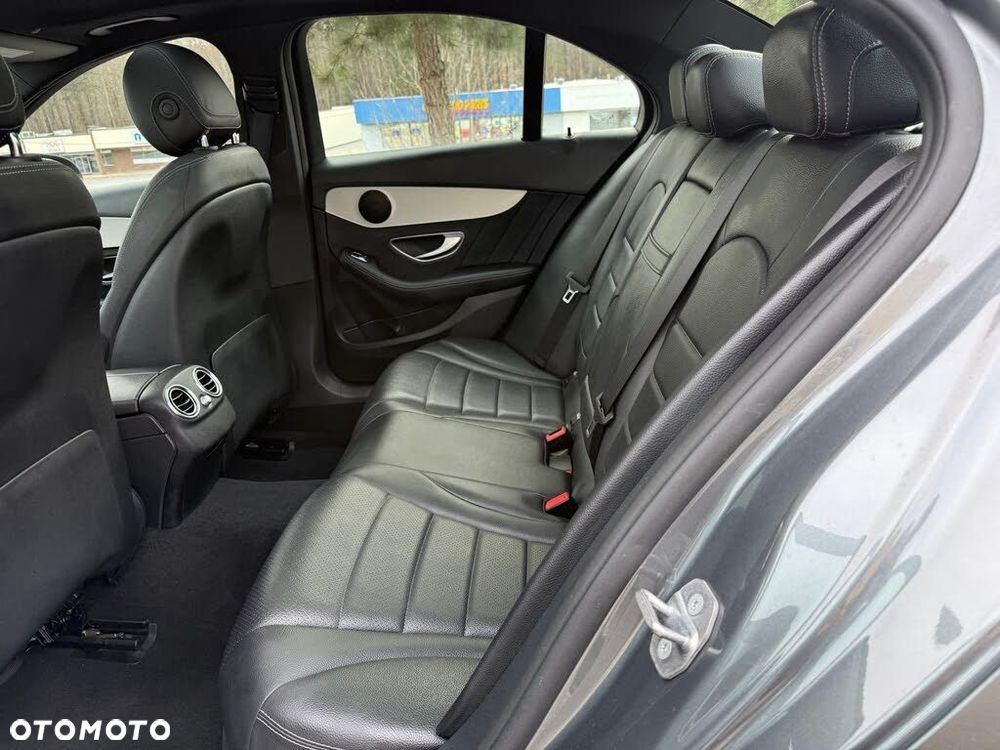 Mercedes-Benz Klasa C 300 4Matic 9G-TRONIC AMG Line - 25