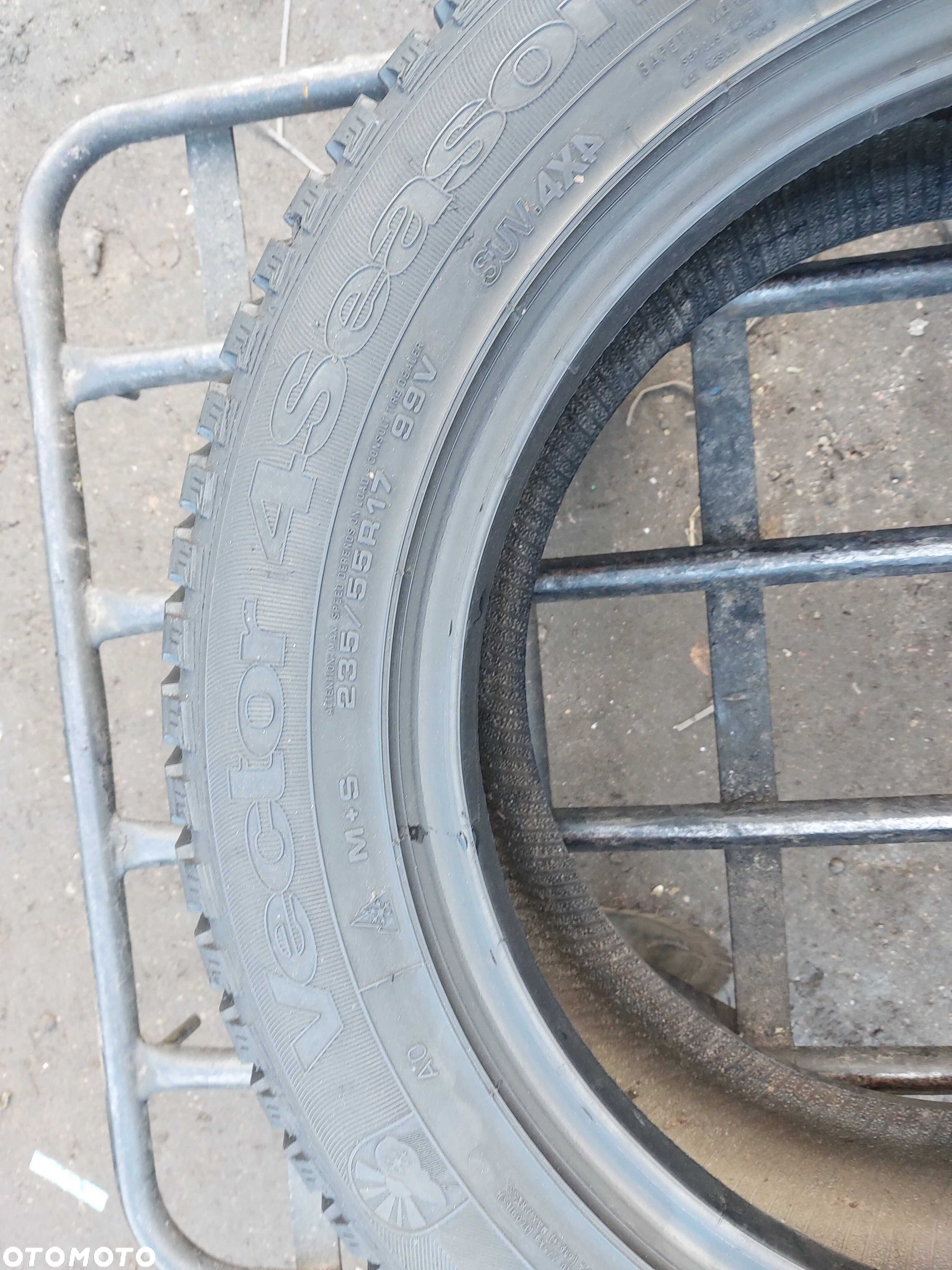 Opony caloroczne 235.55.17 Goodyear 7mm - 4