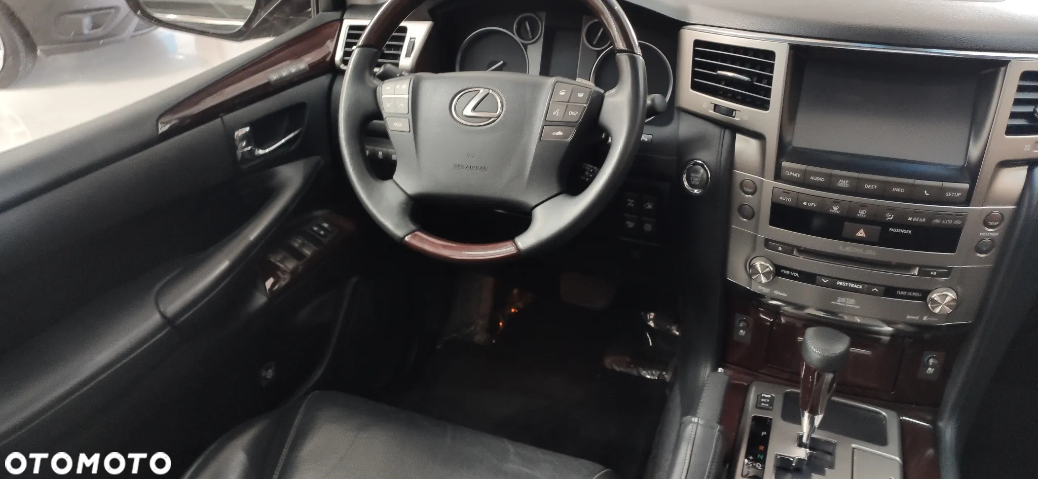 Lexus LX 570 Omotenashi - 10