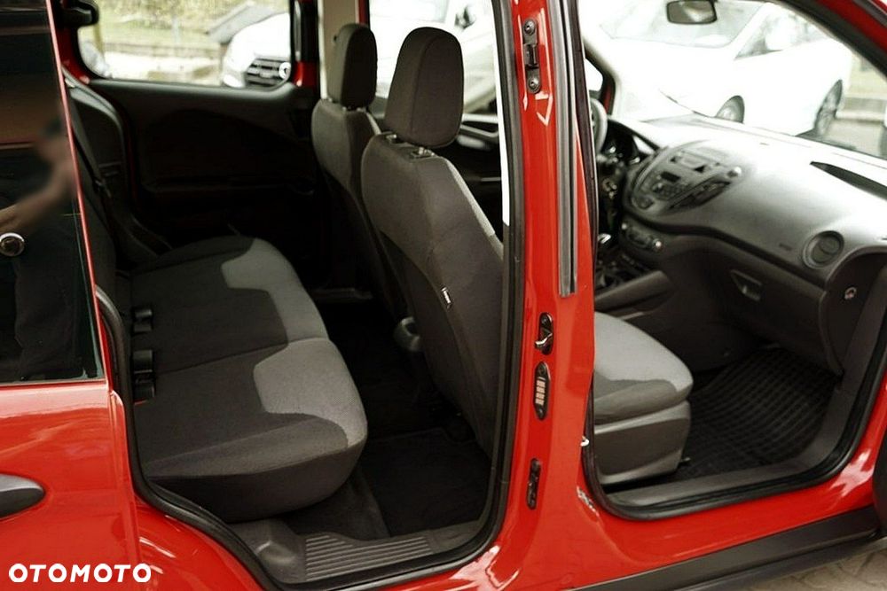 Ford Transit Courier - 16