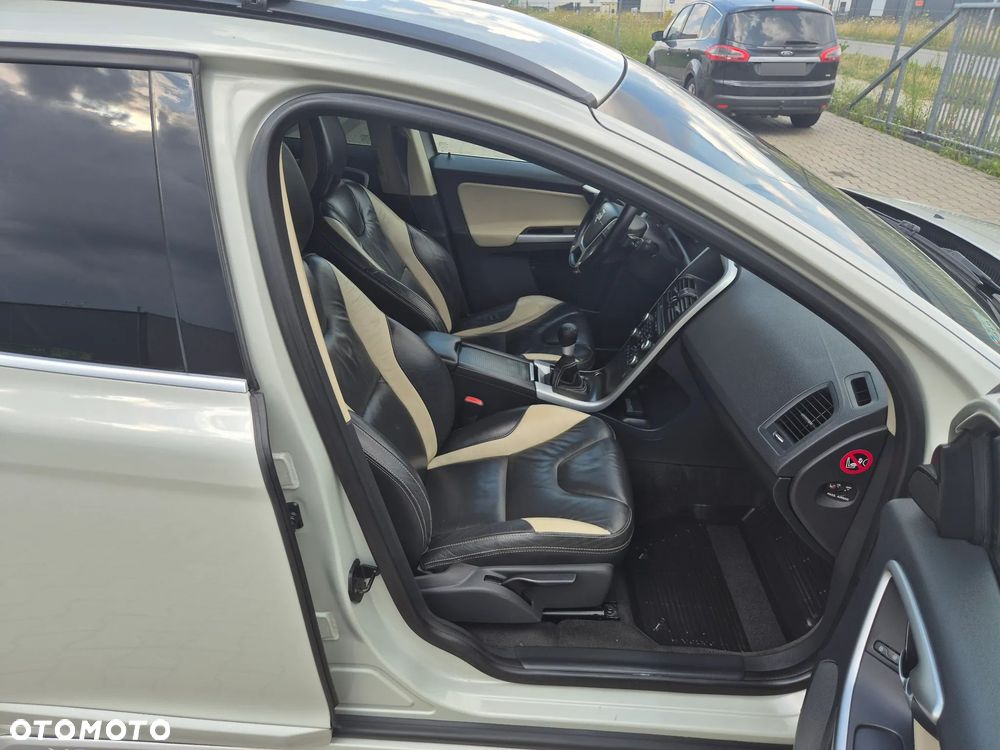 Volvo XC 60 2.4D R-Design - 3