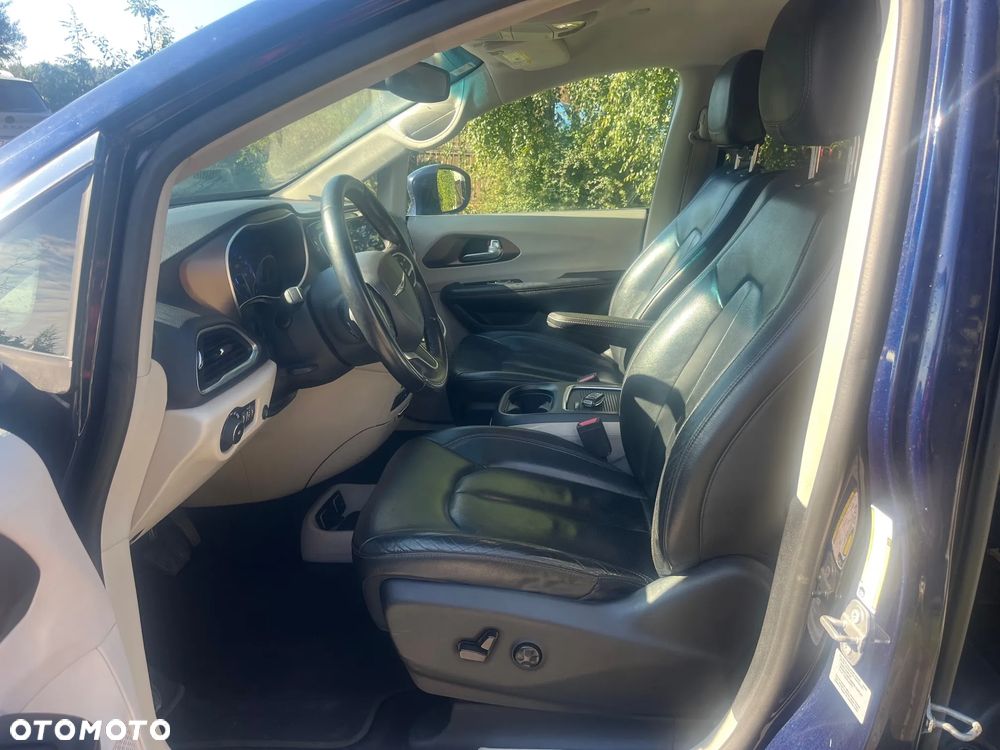 Chrysler Pacifica - 11