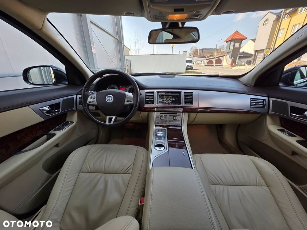 Jaguar XF 3.0 V6 D Premium Luxury - 26