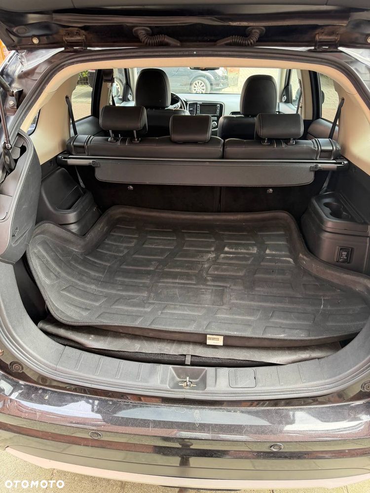 Mitsubishi Outlander Instyle NAVI + - 18