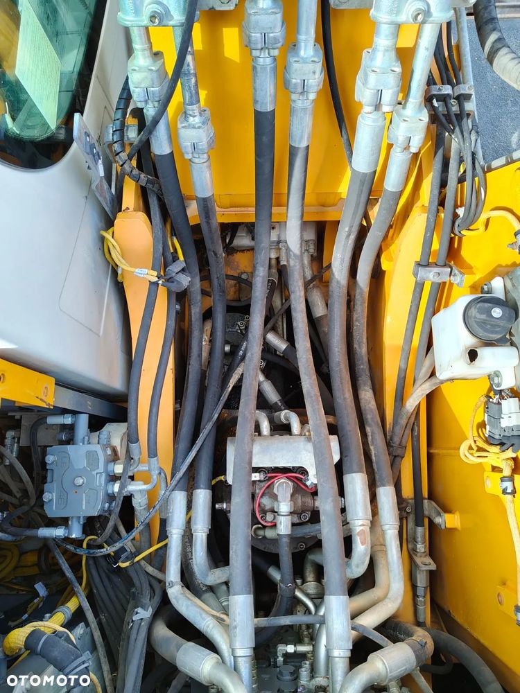 Liebherr R922 - 13