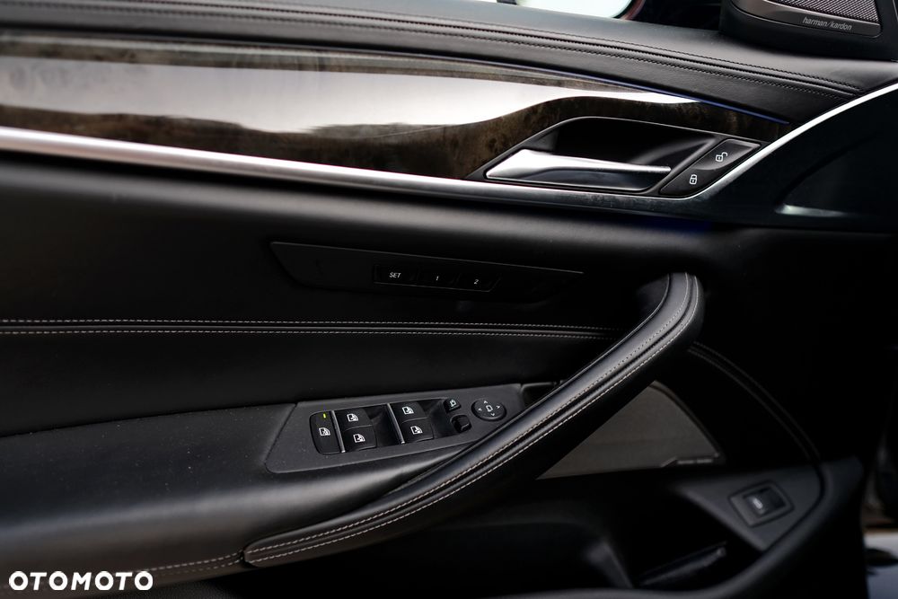 BMW Seria 5 M550i xDrive sport - 17
