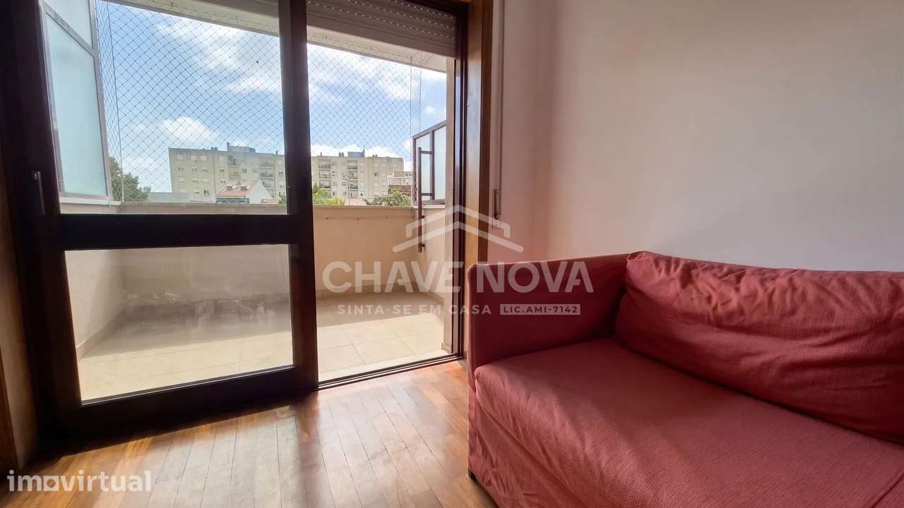 T2 c/ Varanda e Arrumo em Paranhos ( junto ao Lidl da Areosa) - CO - Grande imagem: 3/13
