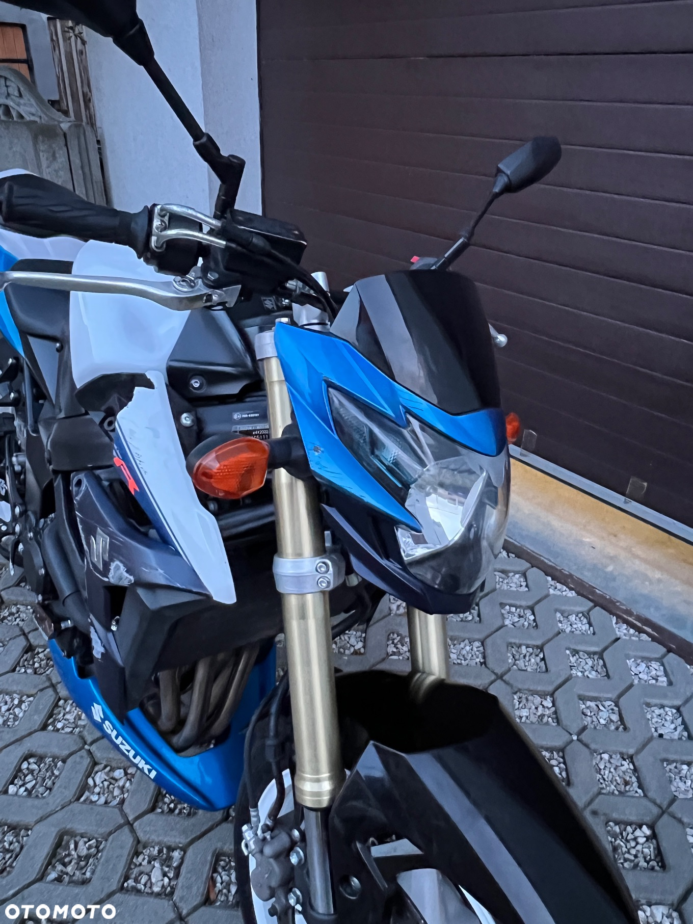 Suzuki GSR - 6