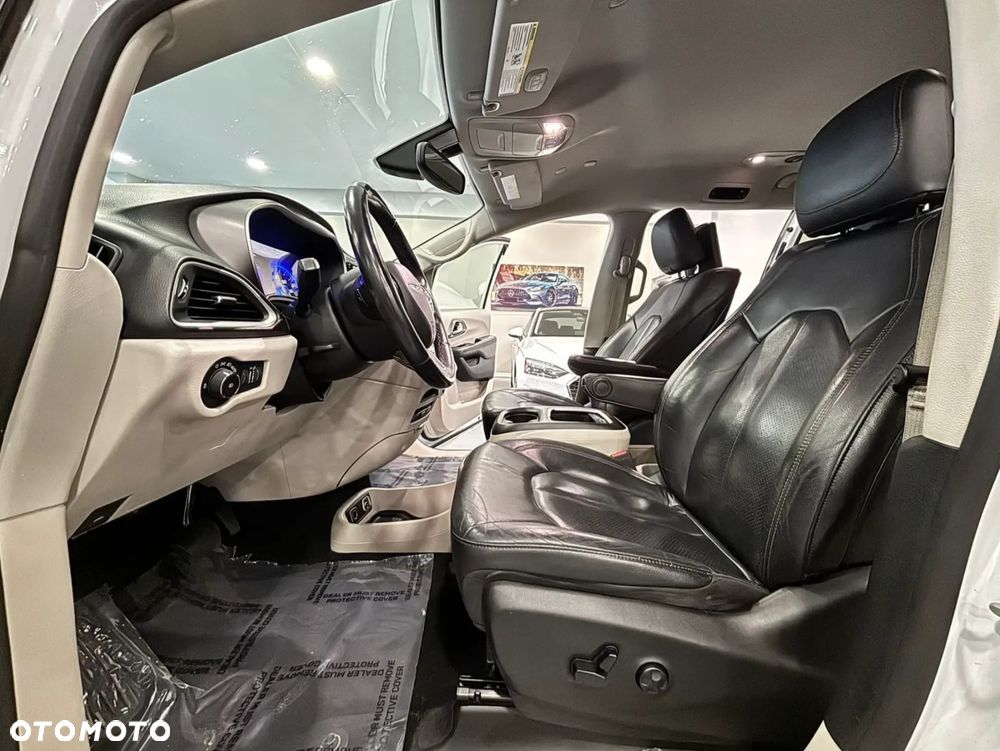 Chrysler Pacifica - 12