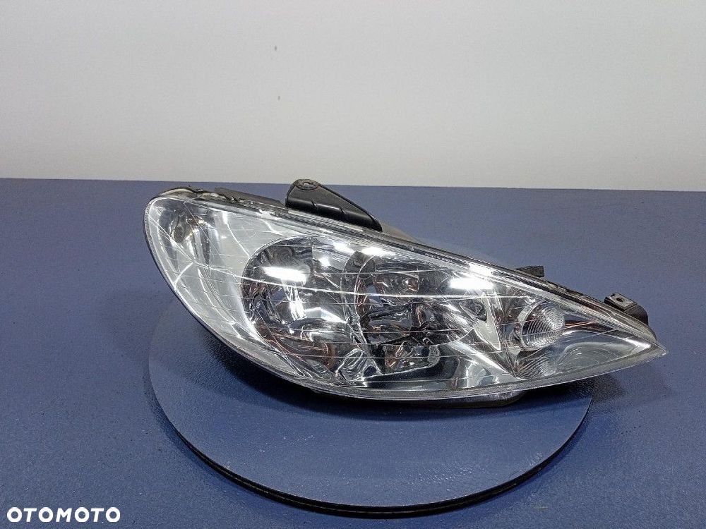 PEUGEOT 206  REFLEKTOR PRAWY PRZEDNI PRZÓD EU 89002772 - 1