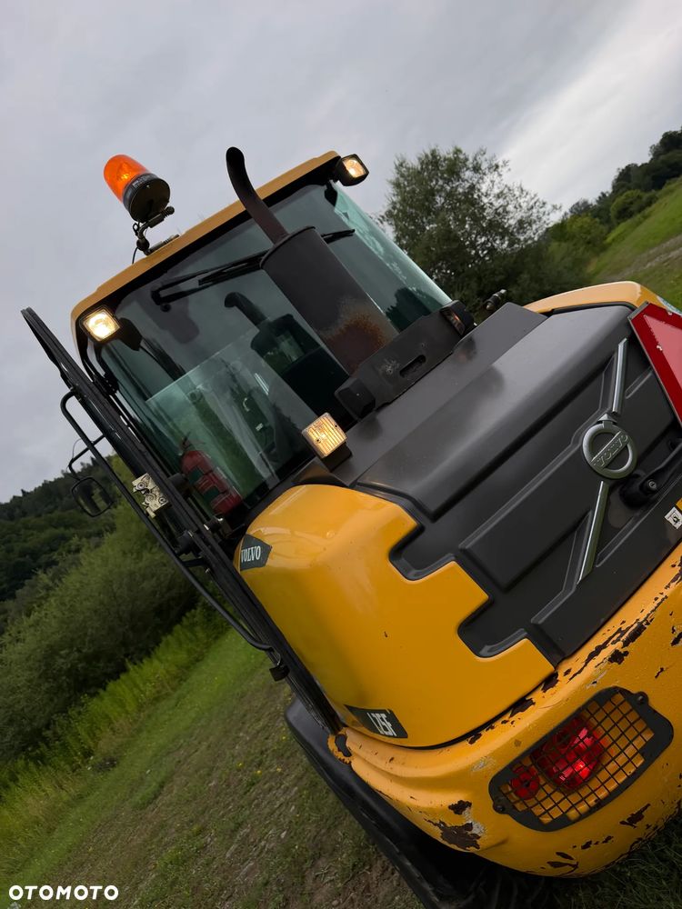 Volvo L25F Ładowarka Kołowa łamana 2015 rok. Jak Nowa! Oryginał łyżka i widły. Mocny silnik 4 cylindry. Zero luzów i wycieków. Aktualne Badania DEKRA BMWT. Wielka Okazja. Maszyna jak nowa z Salonu. 2600 mtg. Pochodzi z Norweskiego urzędu gminy. Dodatkowe linie Hydrauliczne. Szybka wolna Jazda Rewers Hydrostatic. Wersja Norwesk Mocne doświetlenie dodatkowe grzanie. kabina Ogrzewana wentylowana! Zmiana Osprzętu Hydrauliczna! pełne sterowanie z dżojstika! Opony jak Nowe. Podzespoły pomy suche, czytelne tabliczki! OKAZJA - 32