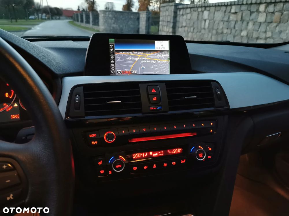 BMW Seria 3 320d Touring xDrive - 27