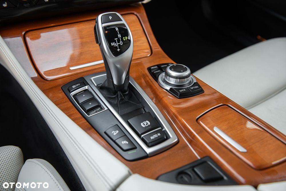BMW Seria 5 535i xDrive Sport-Aut Luxury Line - 32