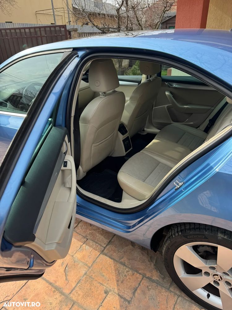Skoda Octavia 2.0 TDI STYLE DSG - 6