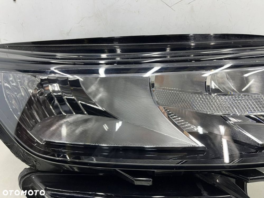 Lampa reflektor Skoda Kodiaq I 16-19r. PRAWA przednia zwykła na żarówki pasek DRL LED prawy przód Eu - 5