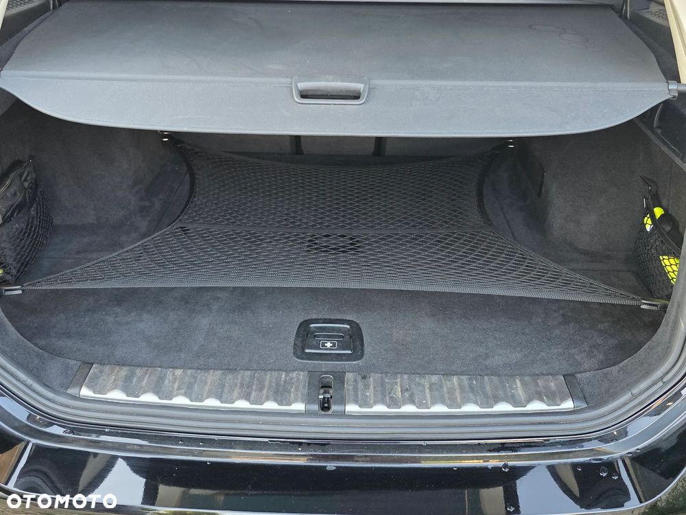 BMW Seria 3 318d mHEV - 23