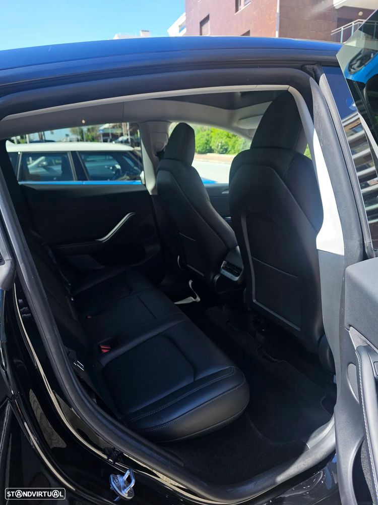 Tesla Model Y - 8