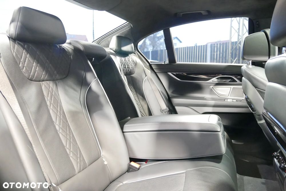 BMW Seria 7 750i xDrive - 17