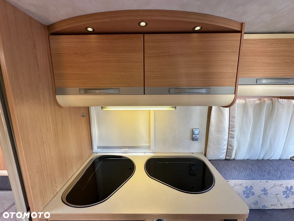 Adria ADORA 542 UT z napędem, nową markizą i dużą łazienką. - 18