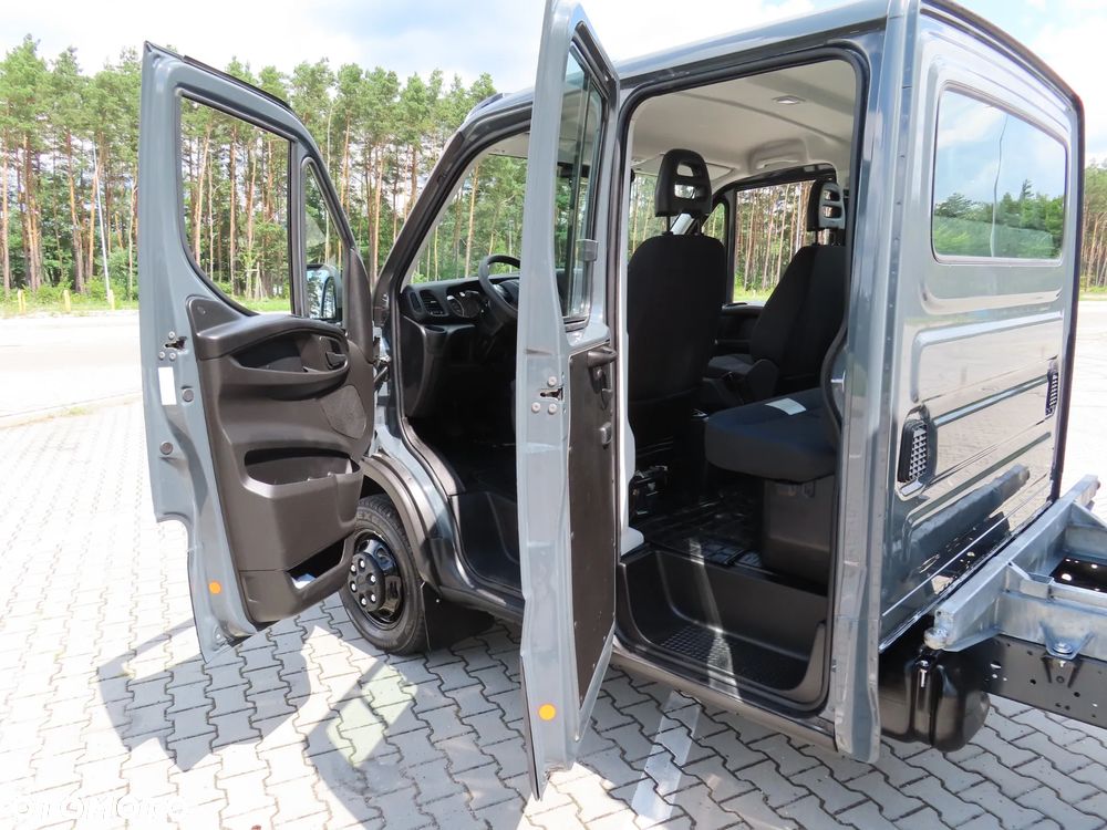 Iveco DAILY 35C16 Doka Dubel Brygadowy MIXTO 6-Cio Os.+755 Kg Ład. Wywrotka Kiper Wywrot x 3 str. 3100 mm Długość + Stelaż i Plandeka 2100 mm Wysokość Renomowanej Firmy RomCar Rozstaw Osi 3750 mm Blokada Tylnego Mostu WZMACNIANY HAK 3500 Kg 55 Tys Km Przeb. Stan Auta JAK NOWY POLECAM - 33