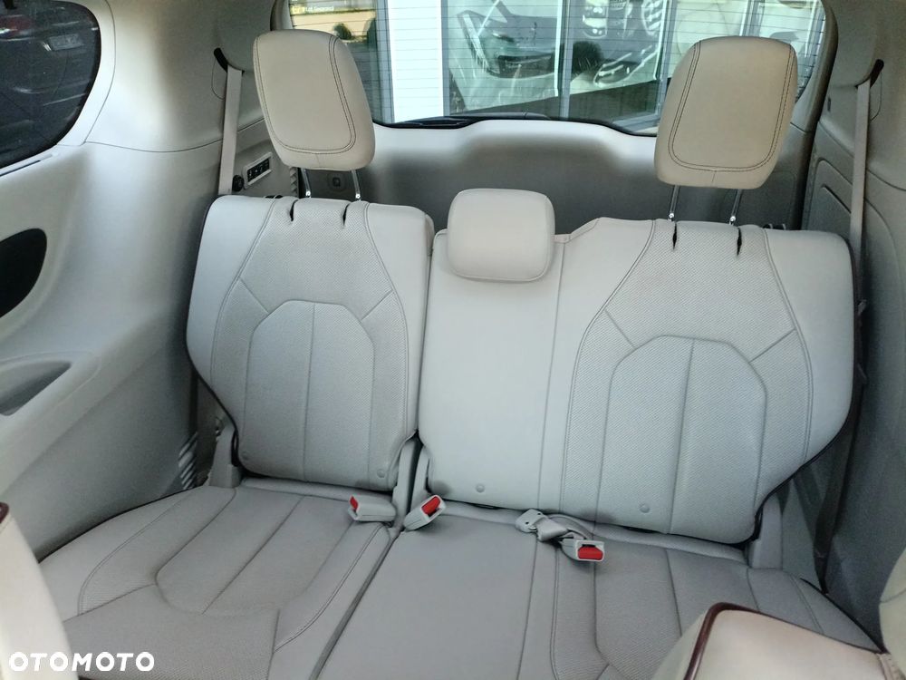 Chrysler Pacifica - 17