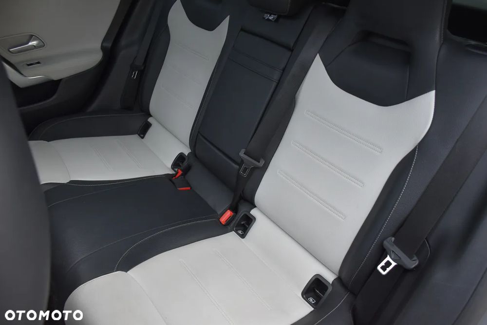 Mercedes-Benz CLA 200 d AMG Line 8G-DCT - 39
