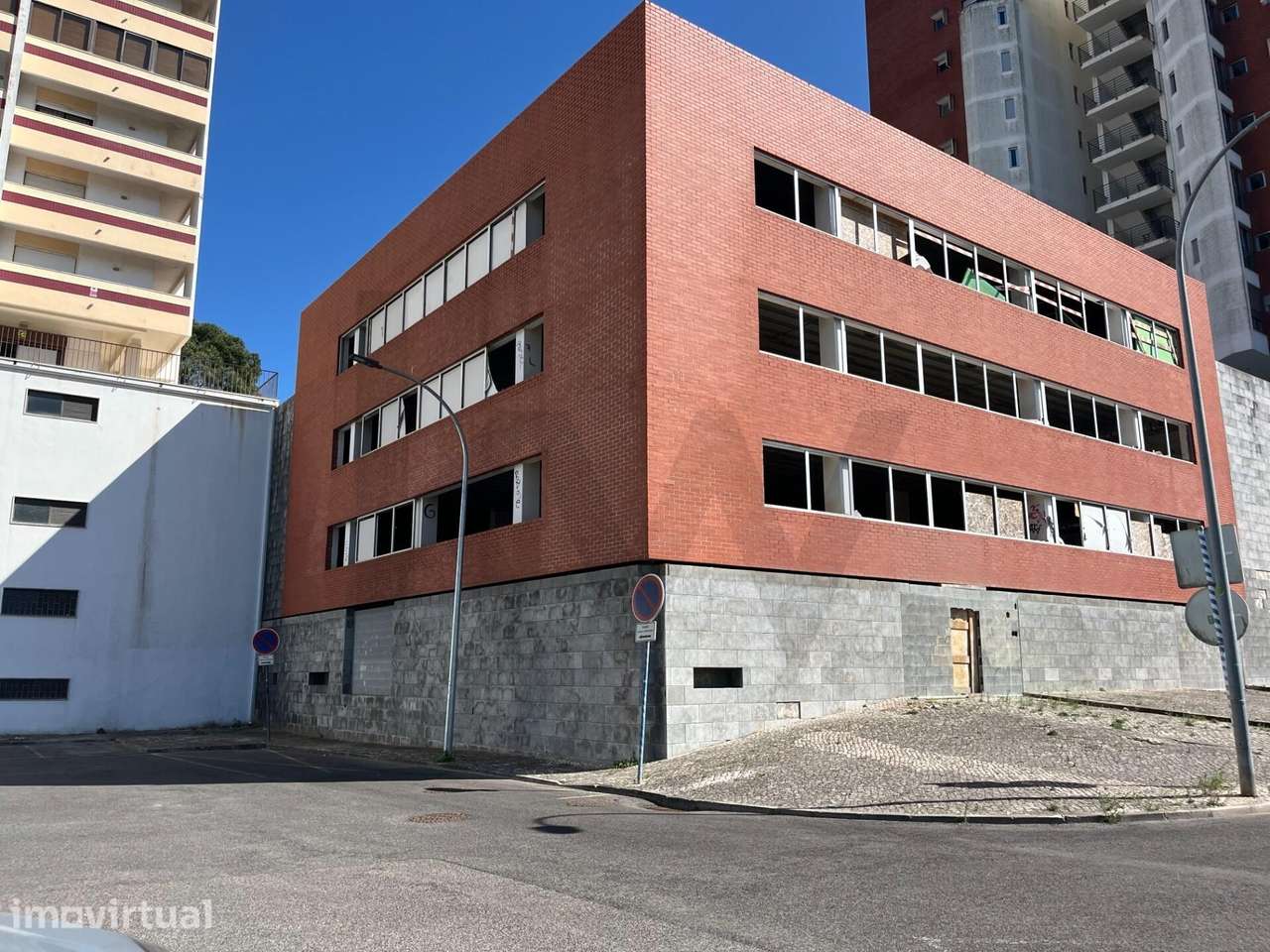 Terreno com Projeto Aprovado para Prédio de 39 Frações | Carnaxide - Grande imagem: 3/17