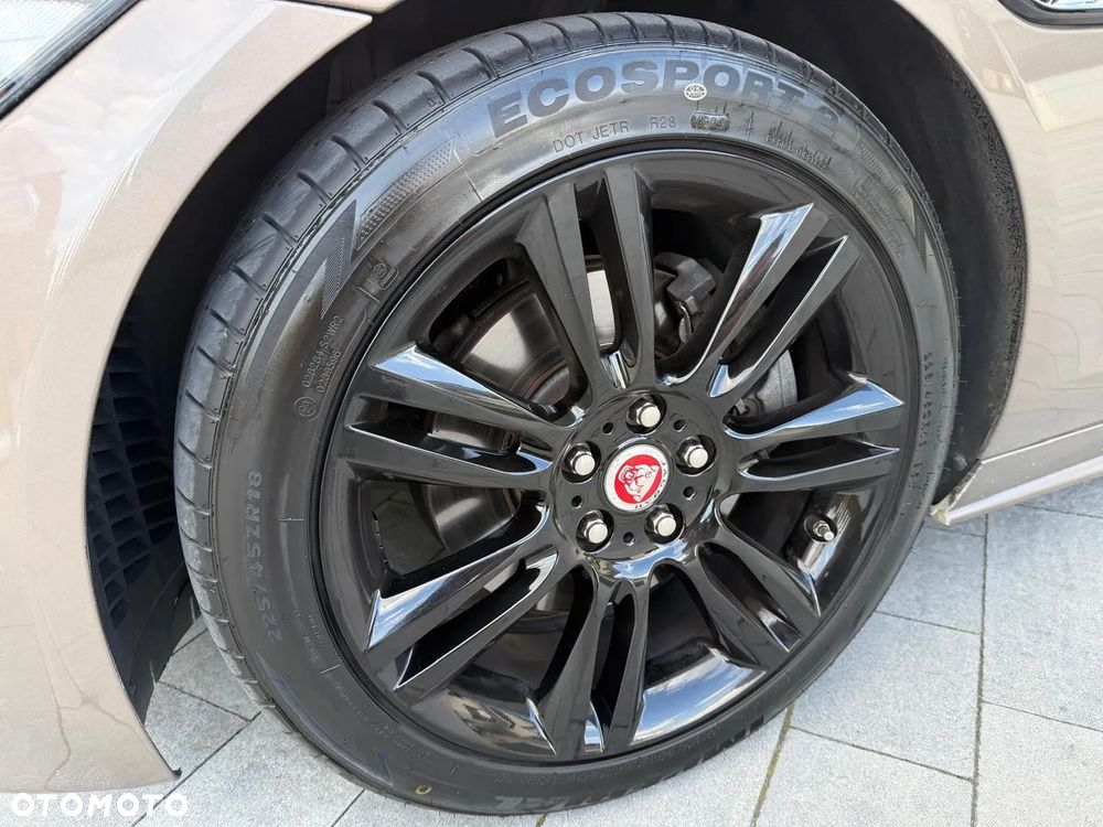 Jaguar XE 2.0 D R-Sport - 21