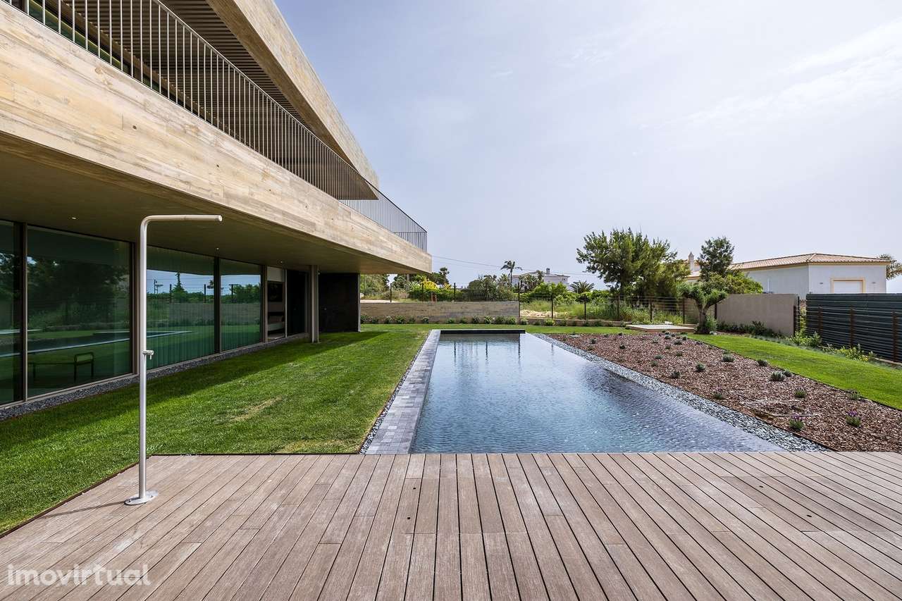 FANTÁSTICA MORADIA T4 DE ARQUITETURA CONTEMPORÂNEA NA PRAIA DA LUZ, LA - Grande imagem: 4/60
