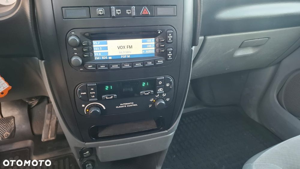 Chrysler Voyager 2.4 SE - 12